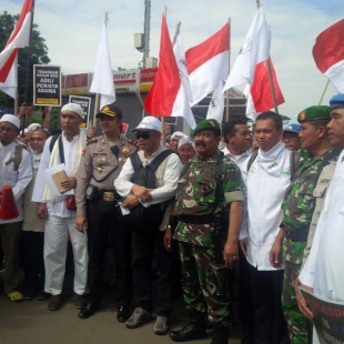 Ratusan massa Berangkat dari Stasiun Rawa Buntu