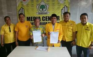  Pengurus DPD II Golkar Cilegon menunjukkan surat usulan pemberhentian Sahruji dan Sam'un.&nbsp;
