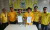  Pengurus DPD II Golkar Cilegon menunjukkan surat usulan pemberhentian Sahruji dan Sam'un.&nbsp;