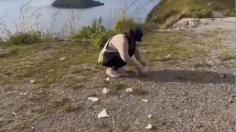 VIDIO: Ajak Pacar Liburan ke Indonesia, Cewek Jepang Ini Malah Punguti Sampah