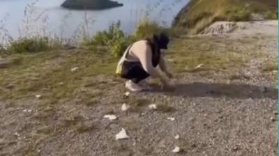 VIDIO: Ajak Pacar Liburan ke Indonesia, Cewek Jepang Ini Malah Punguti Sampah