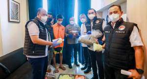 Wali Kota Benyamin Davnie dan Kapolres Tangsel, AKBP Ibnu Bagus Santoso, dan jajaran Satresnarkoba saat berada di salah satu unit kamar lantai 28 Apartemen Tree Park BSD, Serpong. (foto Ist)