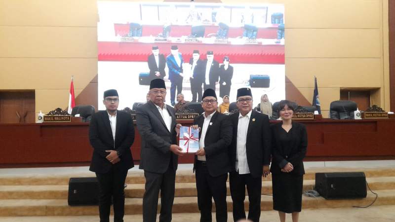 Walikota Benyamin didampingi Wakilnya, Pilar Saga Ichsan menyerahkan draft Raperda APBD Tangsel 2024 kepada Ketua DPRD Tangsel, Abdul Rasyid dalam rapat paripurna di Gedung DPRD Kota Tangsel.