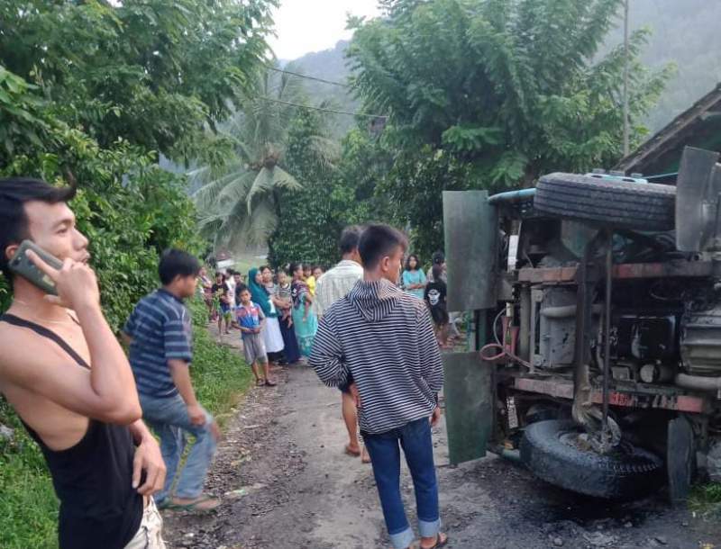 Mobil Truk pengangkut Batu Kali,  terguling di kampung Pasir Gadung