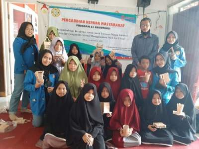 Menumbuhkan Imajinasi Anak-Anak Yayasan Mizan Amanah dengan Stick Ice Cream