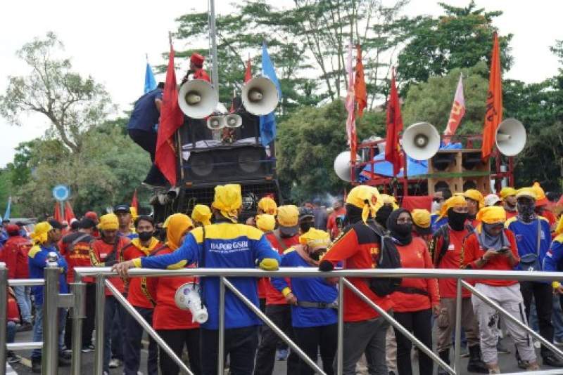 Gelar Aksi di Kantor Bupati, Buruh Altar Minta Naik Upah