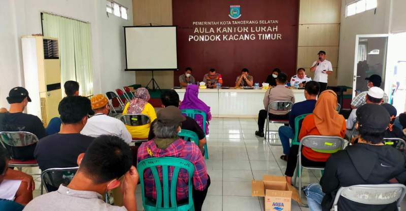 Warga RW 02 saat mediasi  tanah di Kantor Kelurahan Pondok Kacang Timur, Pondok Aren.