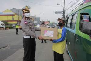 Satlantas Polresta Tangerang Bagikan Sembako Bagi Sopir Angkot