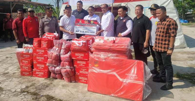 Anggota DPR RI dari Komisi 8, M Husni menyerahkan bantuan logistik  bagi korban bencana angin puting beliung di Serdang Bedagai.
