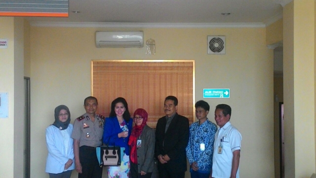 Venna Melinda saat Poto bersama, bayi mungil saat pertama kali di temukan pada jumat lalu