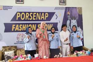 fashion show dengan barang daur ulang