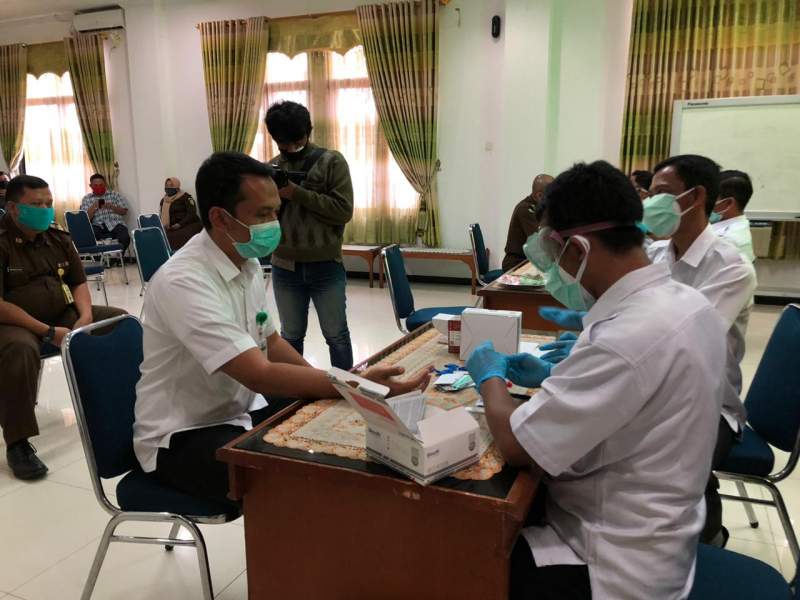 Cegah Potensi Penularan Corona, Dinkes Lakukan Rapid Test Di Zona Merah