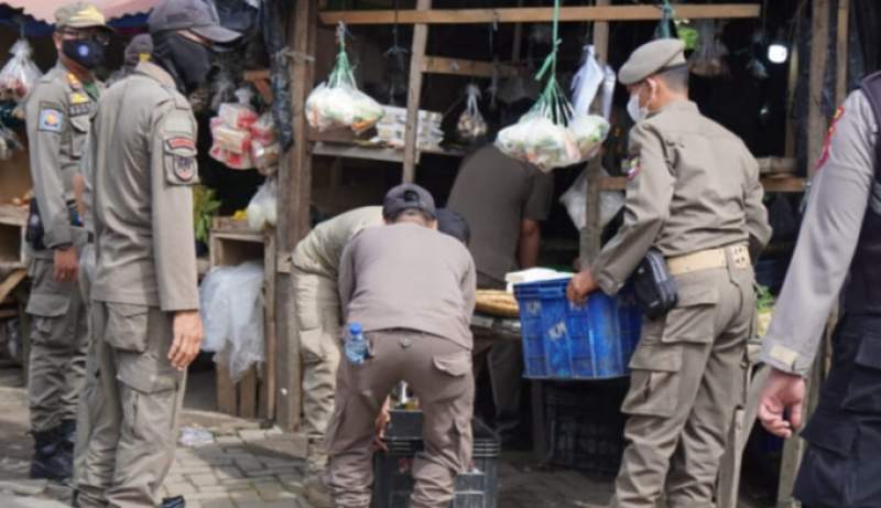 Satpol PP Tertibkan Puluhan PKL di bahu Jalan Cisoka