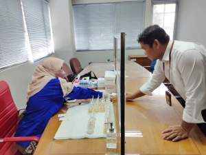 Pegawai KPP Pratama Kota Cilegon secara bergantian dites urine secara mendadak oleh BNN Kota Cilegon, Senin (26/9/2022).
